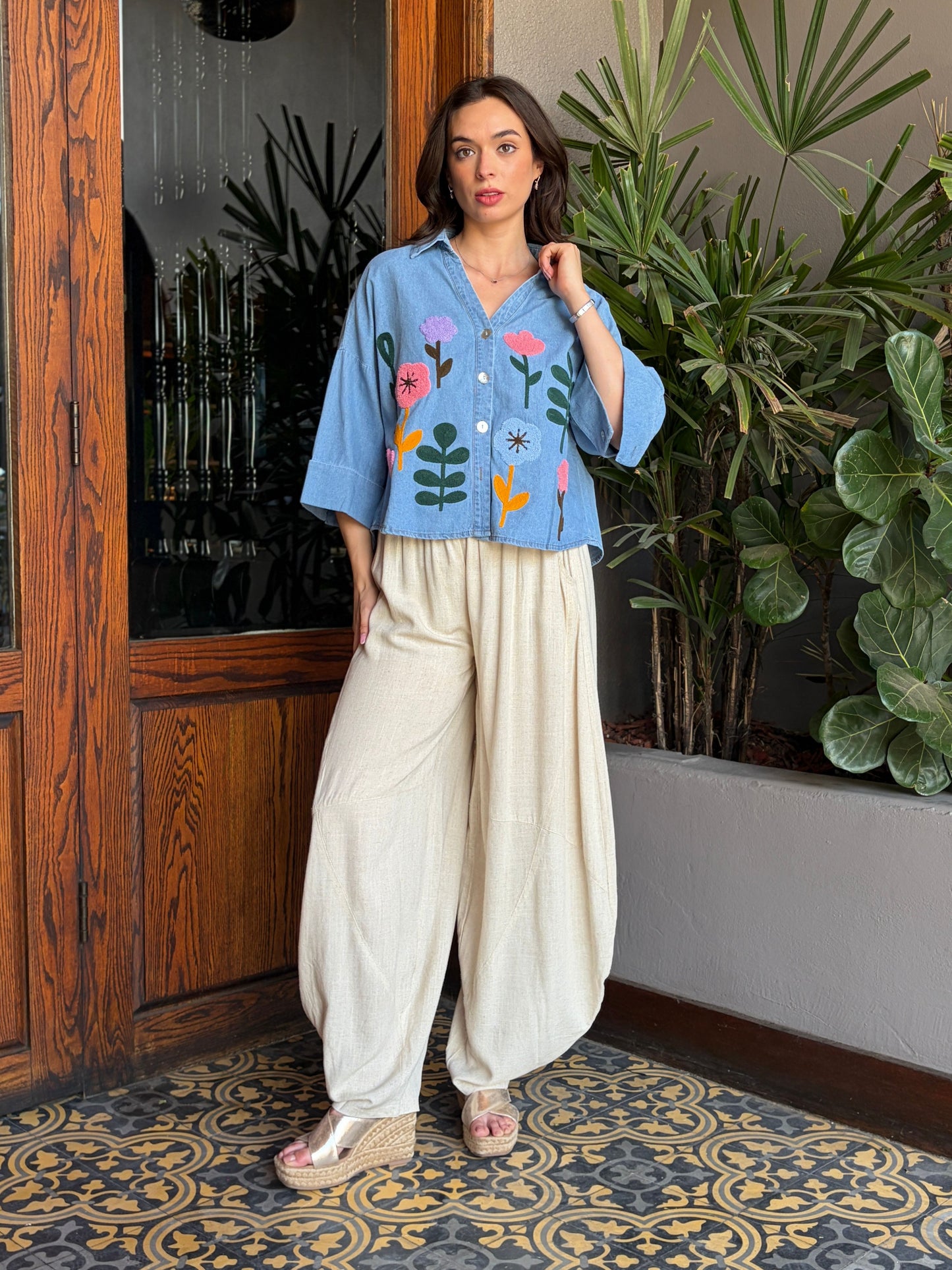 Camisa Denim Garden con Bordado de Flores
