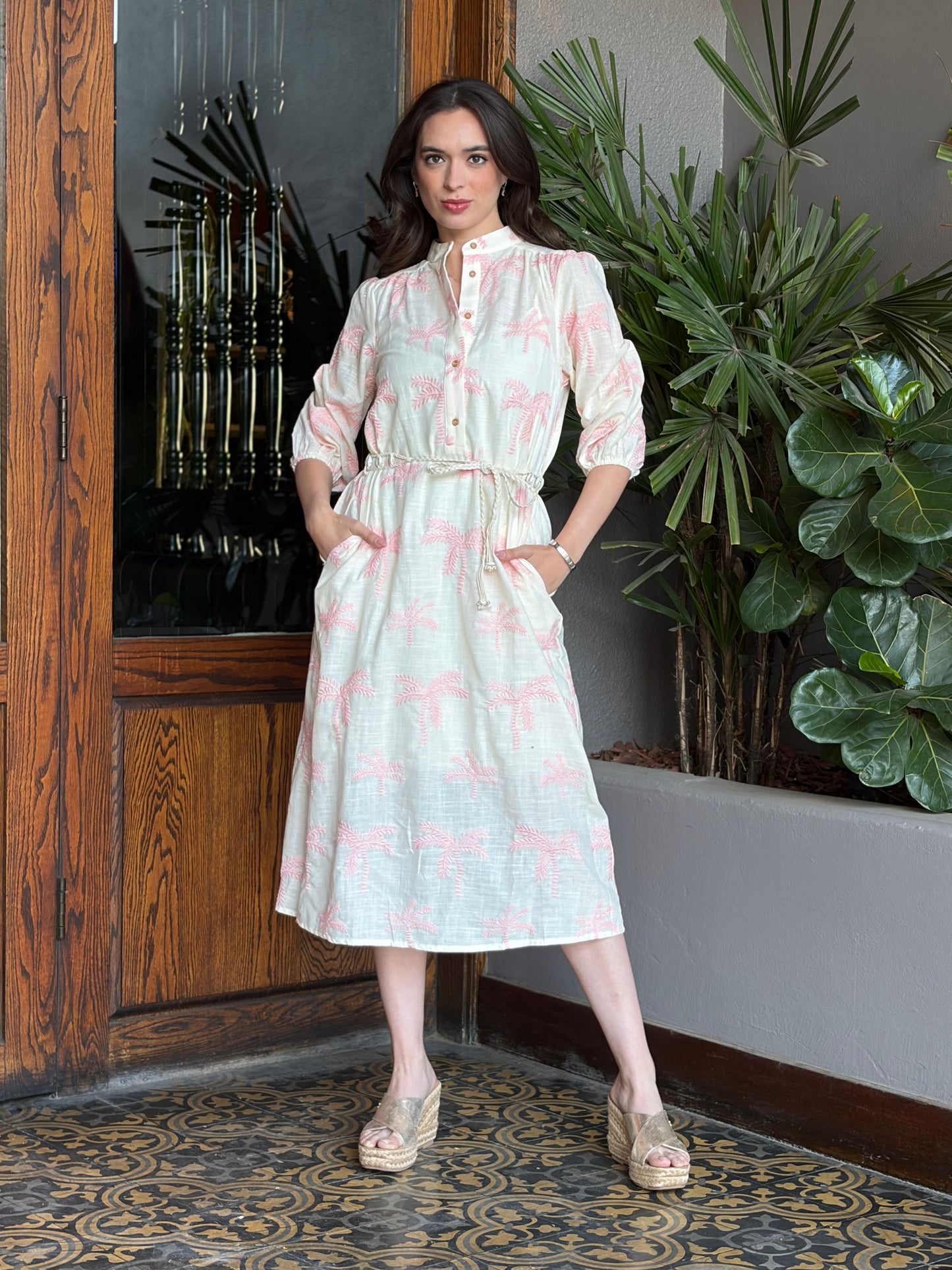 Vestido Midi Crema con Bordado de Palmeras