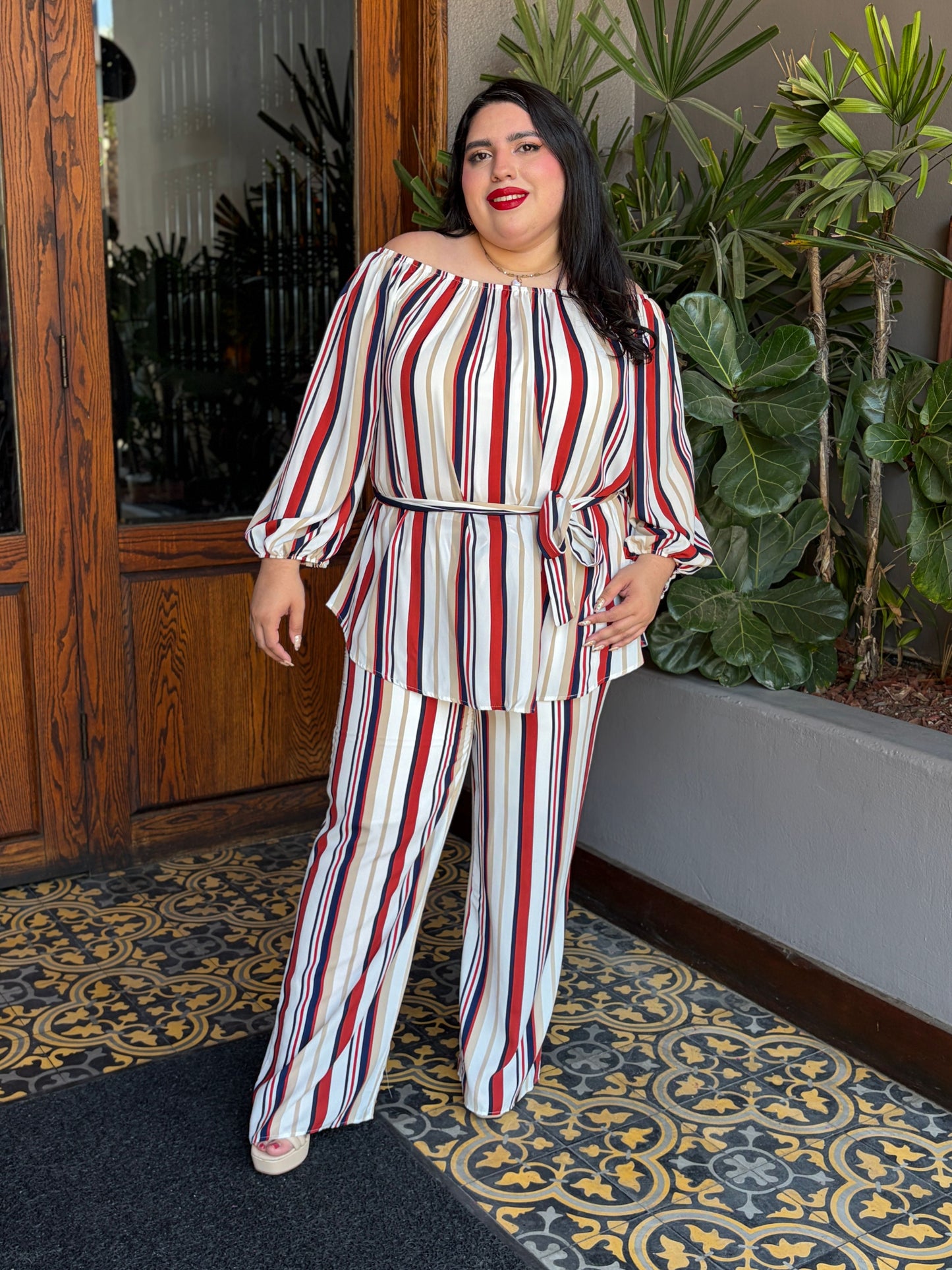 Set Elegante de Pantalón Palazzo y Top de Rayas Verticales