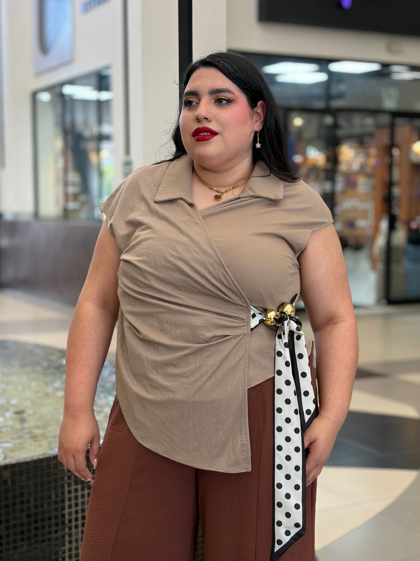 Top Cruzado Ejecutivo Khaki con Detalle Dálmata