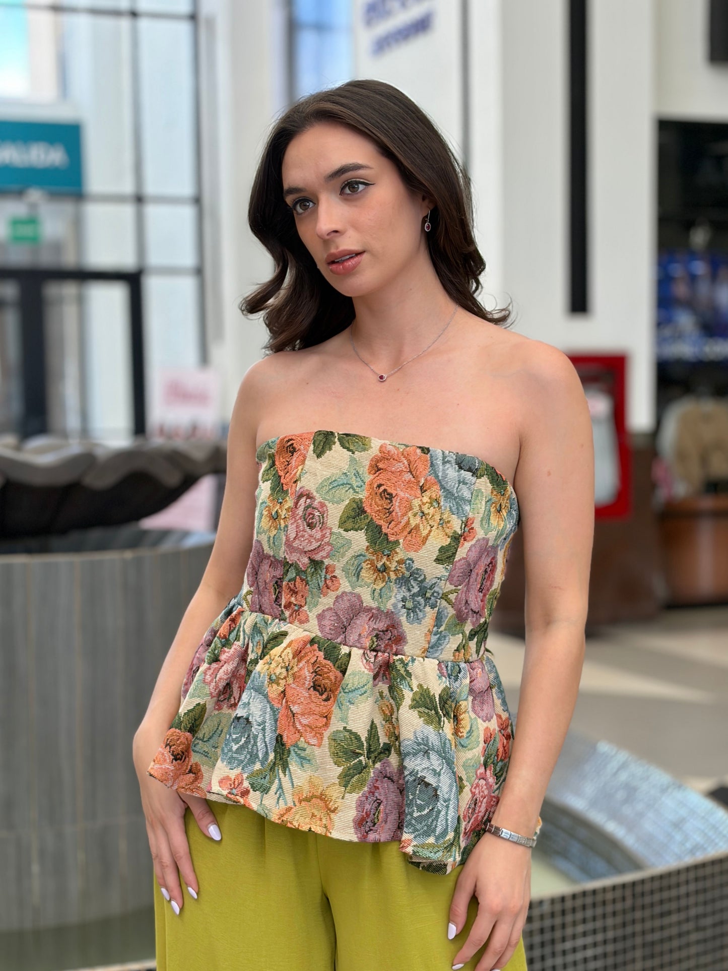 Top Strapless de Tapicería Floral con Peplum