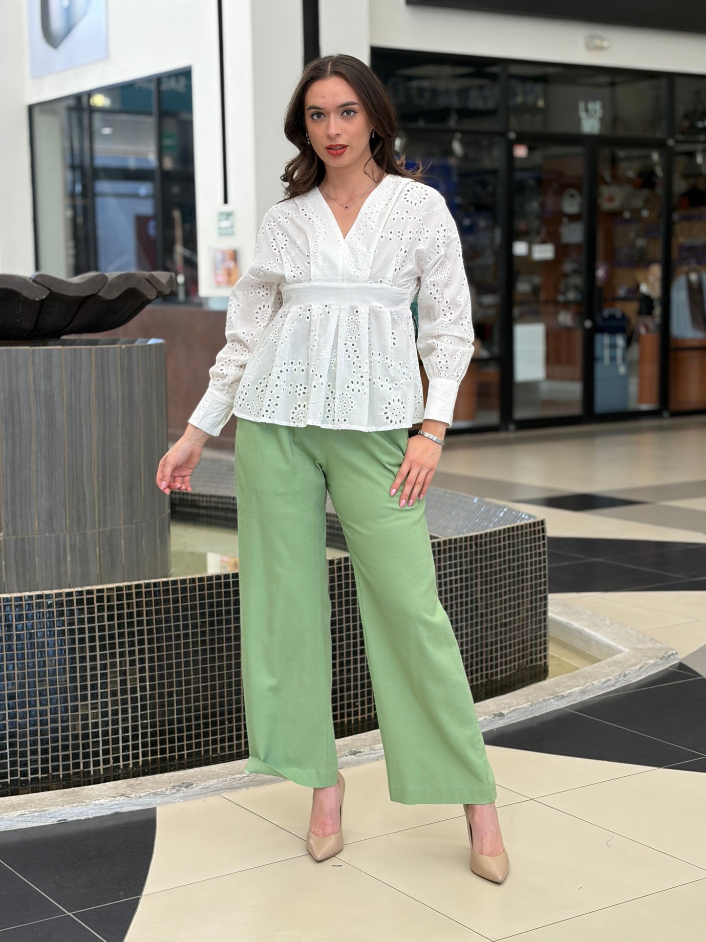 Blusa Peplum en Encaje Suizo