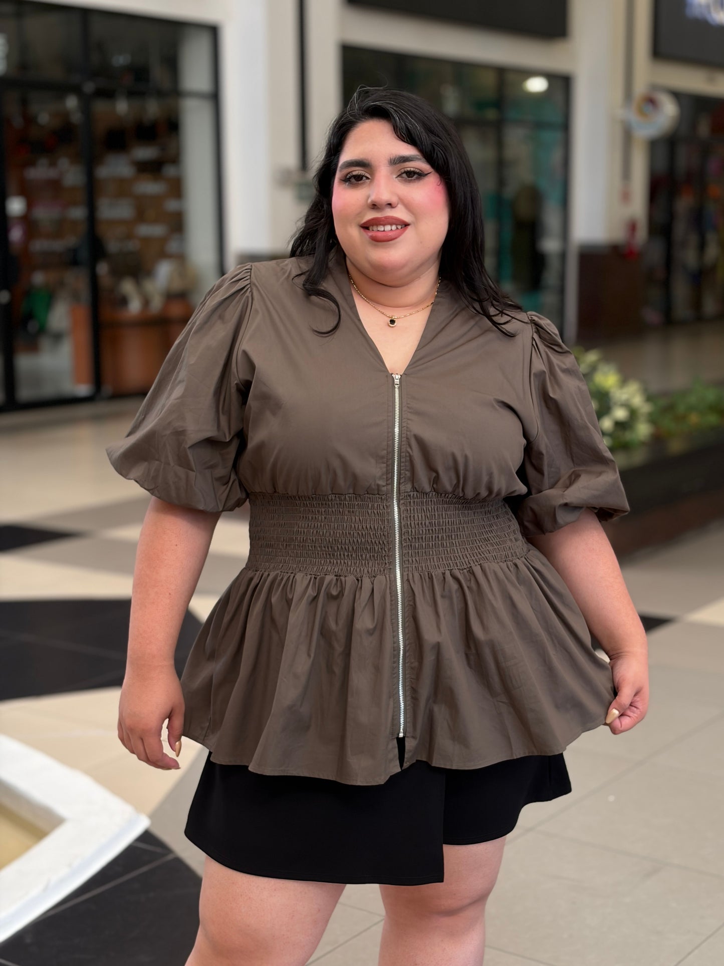 Blusa Verde Olivo con Cierre Frontal y Cintura Fruncida
