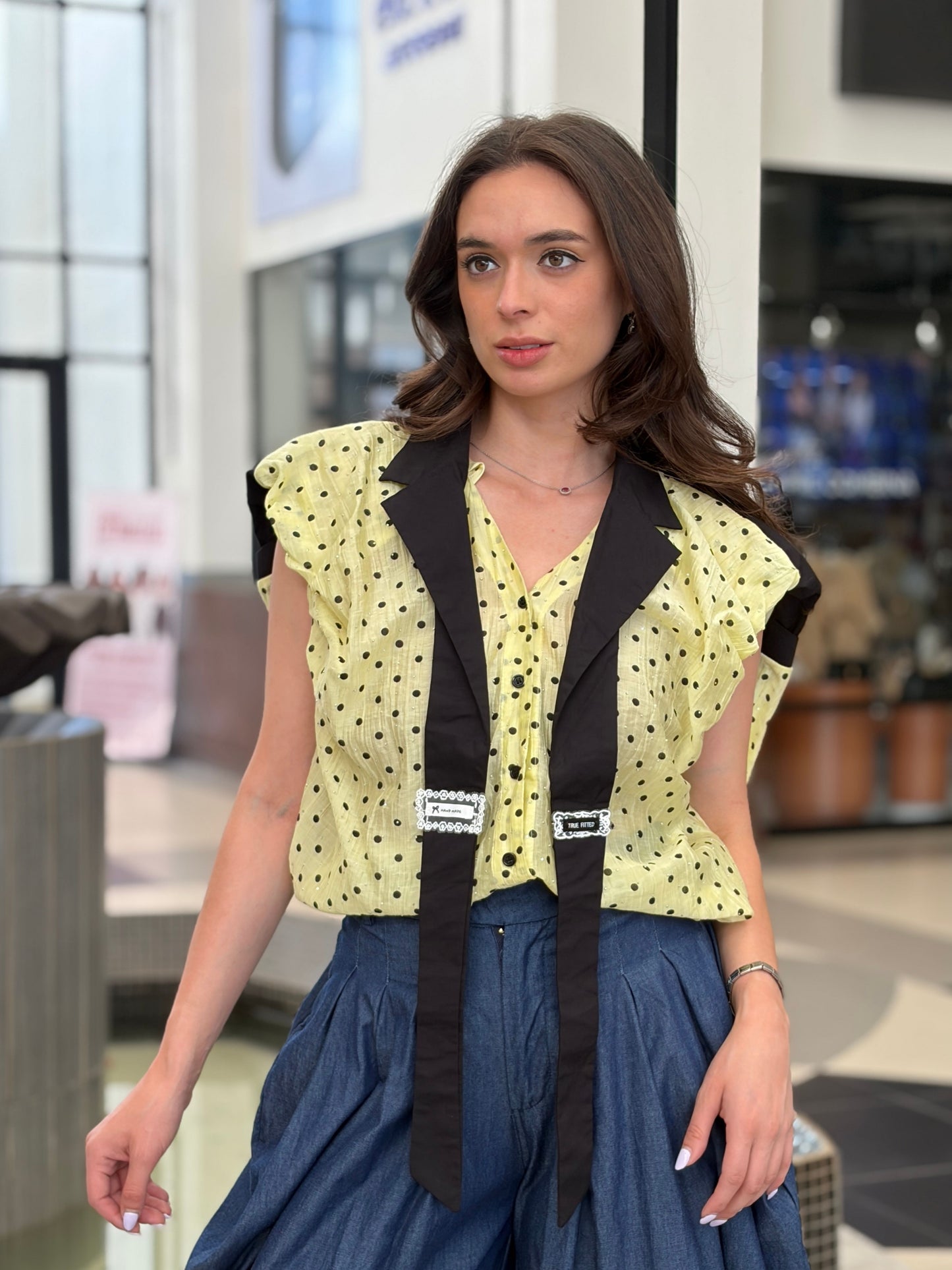 Blusa Amarilla de Lunares con Solapas Cruzadas