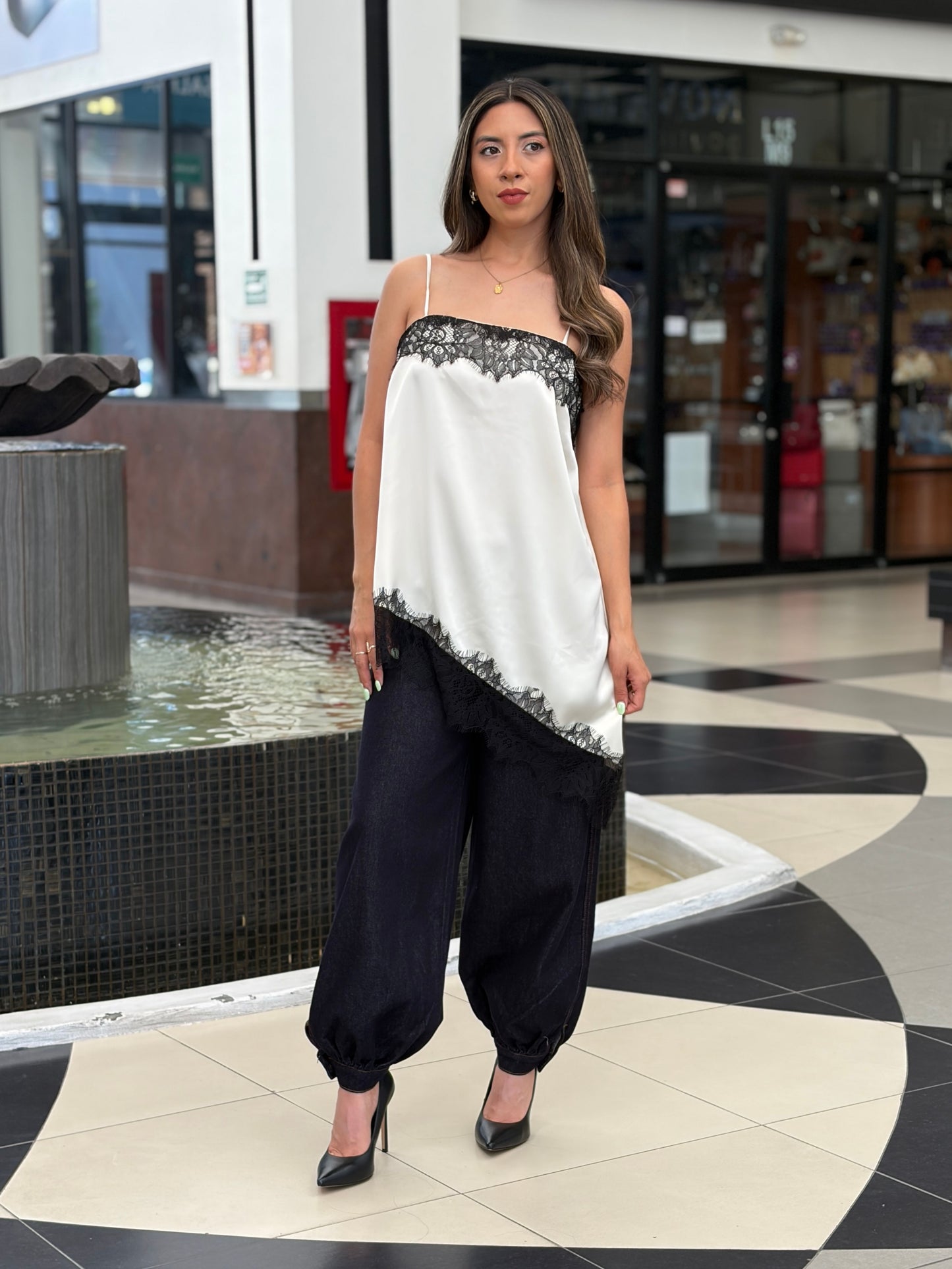 Blusa Lencera Satinada con Encaje