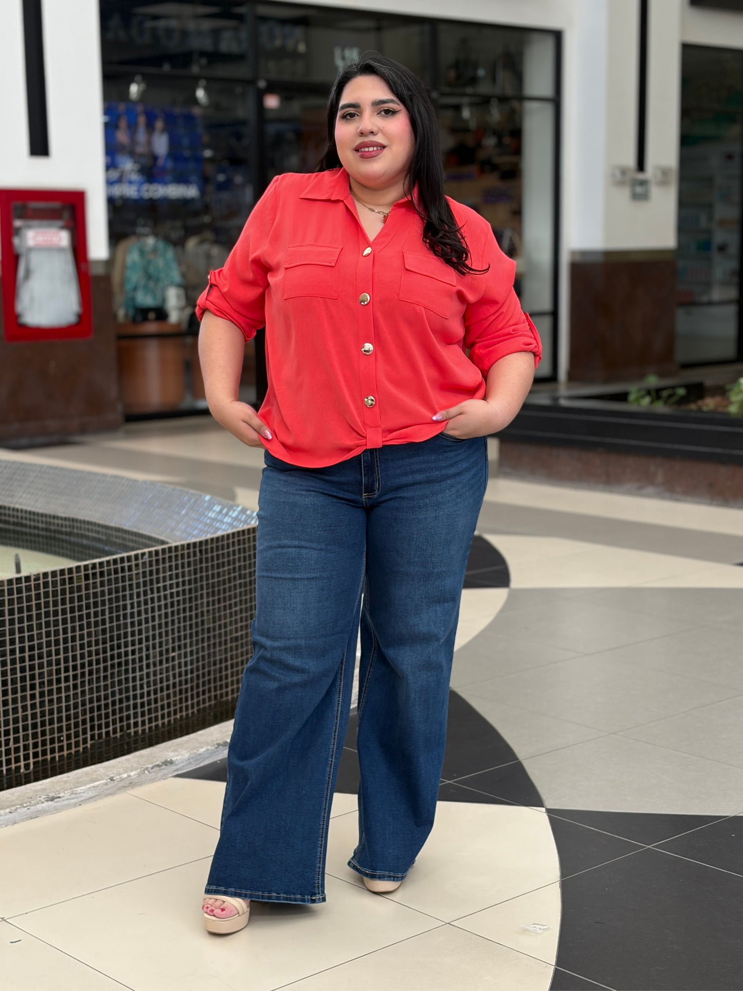 Camisa Vibrante con Botones Dorados