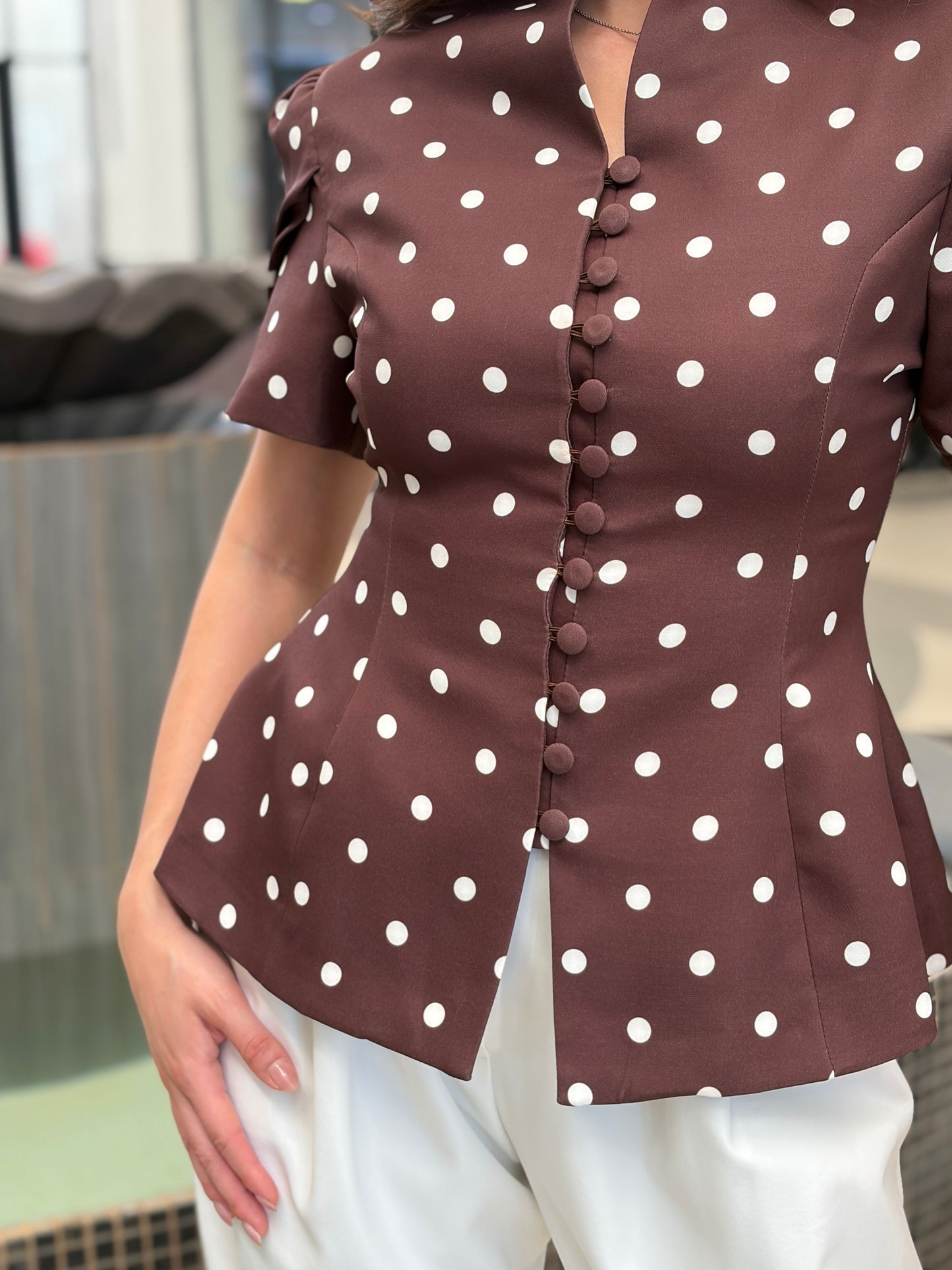 Set de 2 Piezas: Blusa de Lunares y Pantalón Blanco