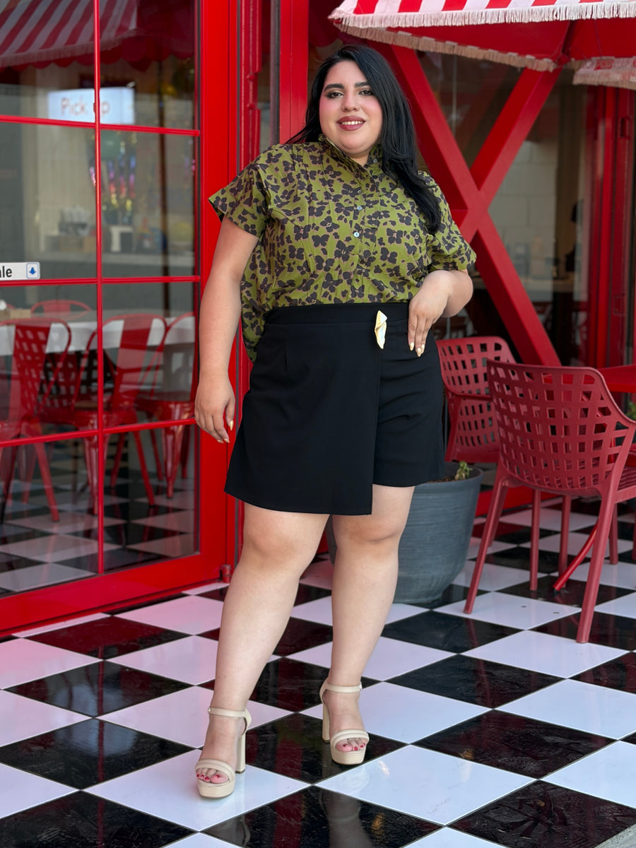 Blusa con cuello fruncido y estampado de mariposas