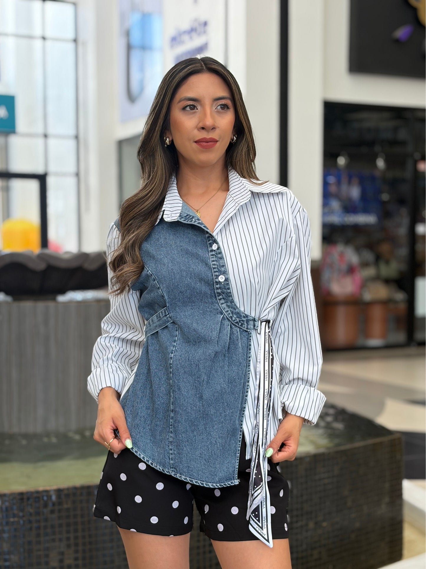 Camisa Asimétrica de Rayas Combinada con Mezclilla