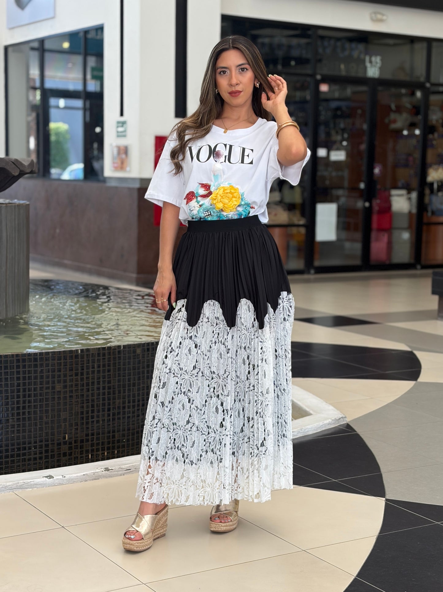 Falda Maxi Plisada con Bajo de Encaje de Contraste