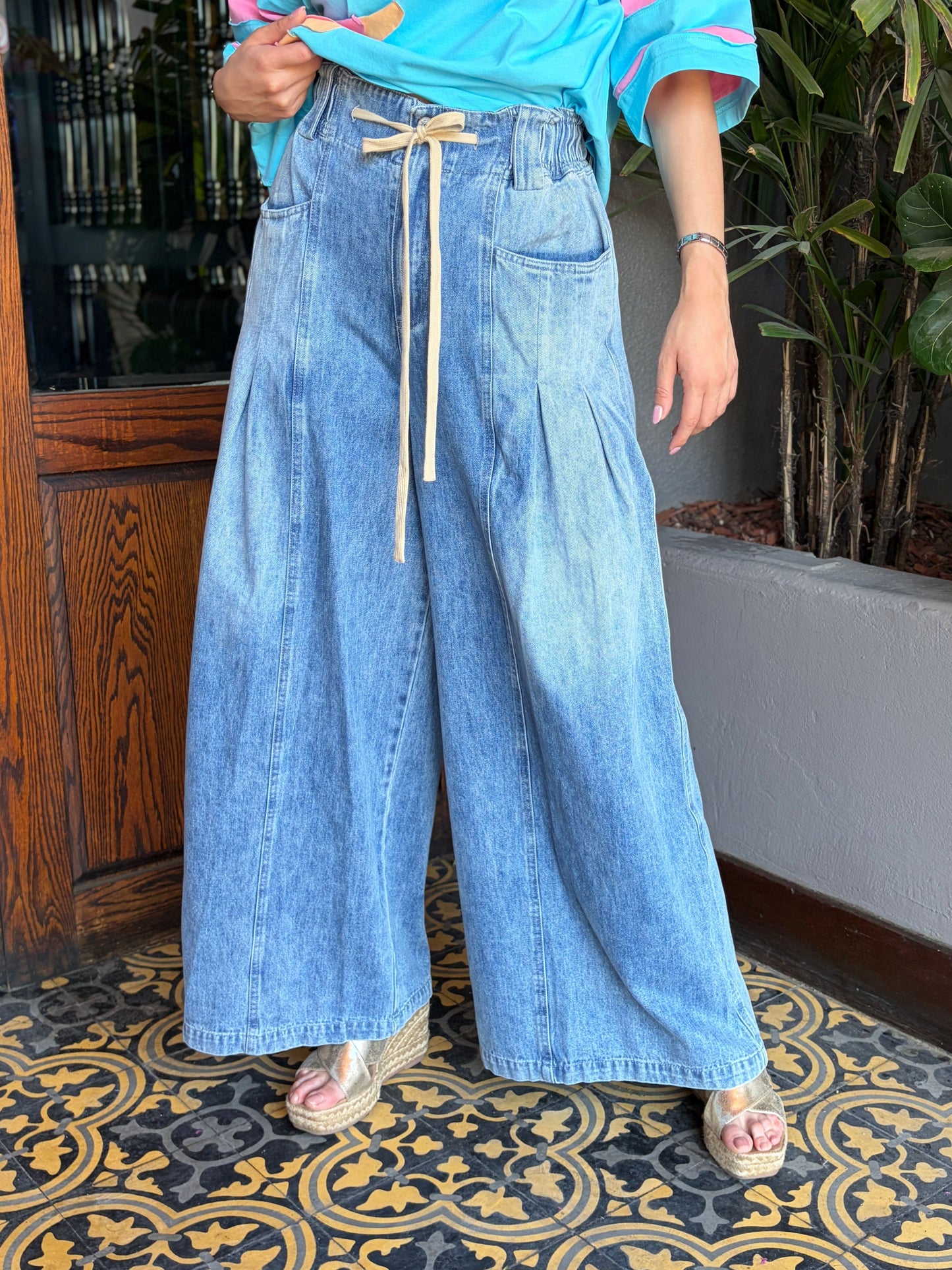 Pantalón Palazzo de Mezclilla con Pretina Elástica y Lazo