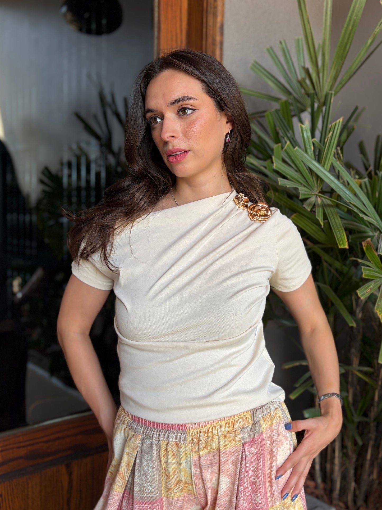 Blusa Crema de Hombro Caído con Botones Escultura