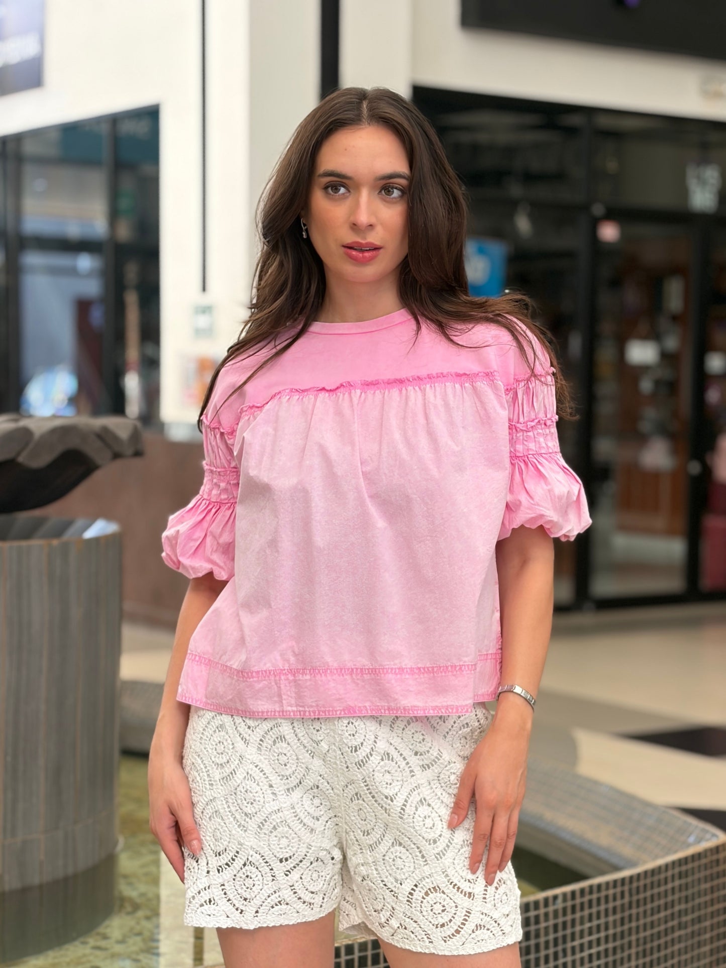 Blusa Rosa con Vuelos y Mangas Dramáticas