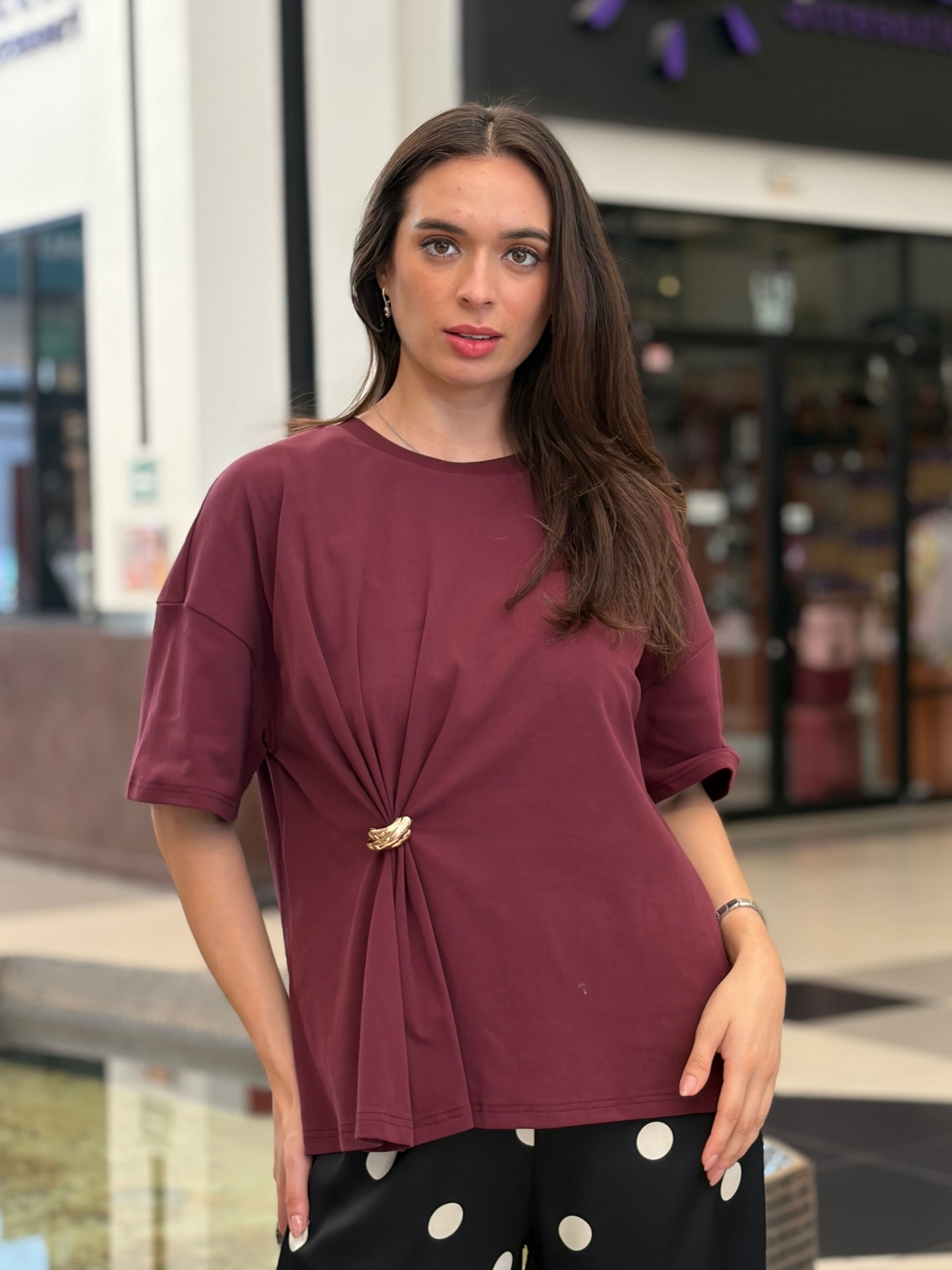 Camiseta Tinta con Detalle de Anillo y Fruncido