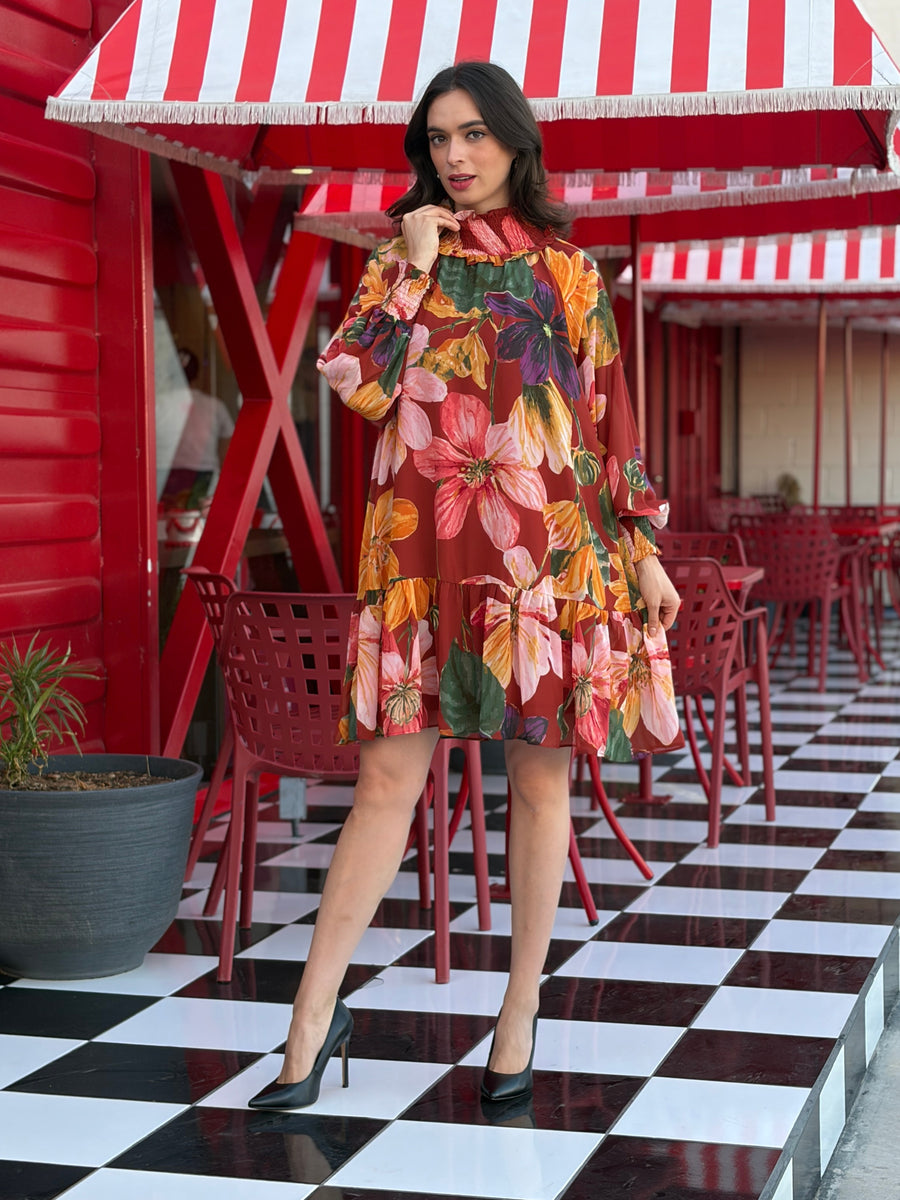 Vestido corto floral con cuello nido de abeja