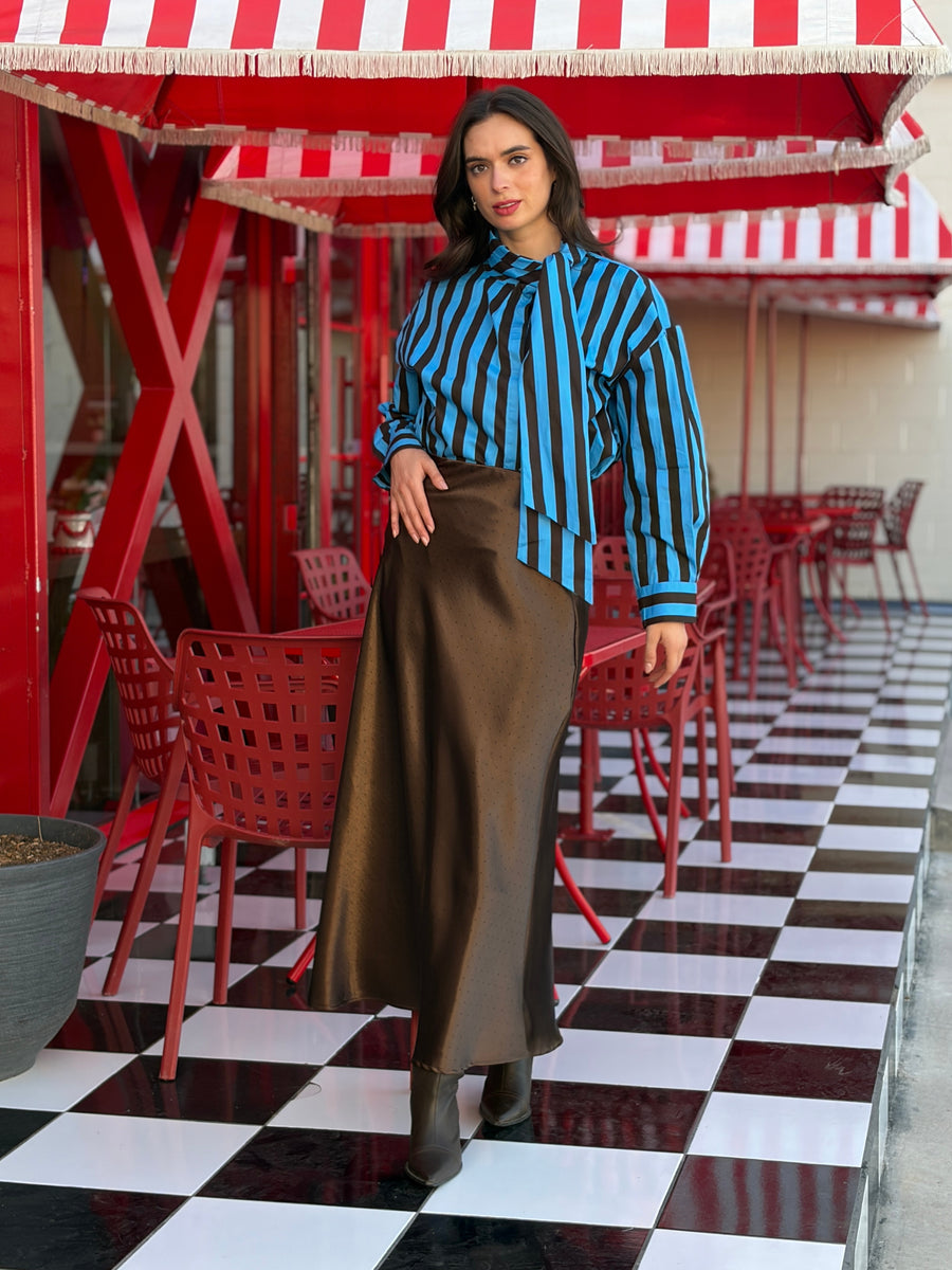 Blusa de cuello alto con lazo a rayas