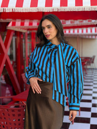 Blusa de cuello alto con lazo a rayas