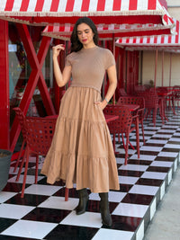 Vestido midi combinado con falda escalonada