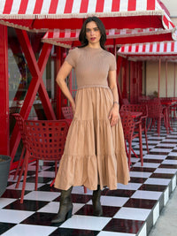 Vestido midi combinado con falda escalonada