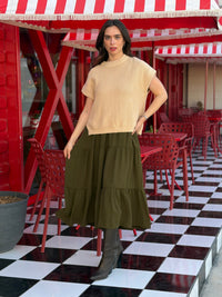 Coordinado de chaleco tejido y vestido midi