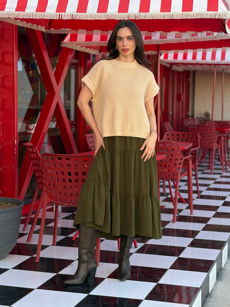 Coordinado de chaleco tejido y vestido midi