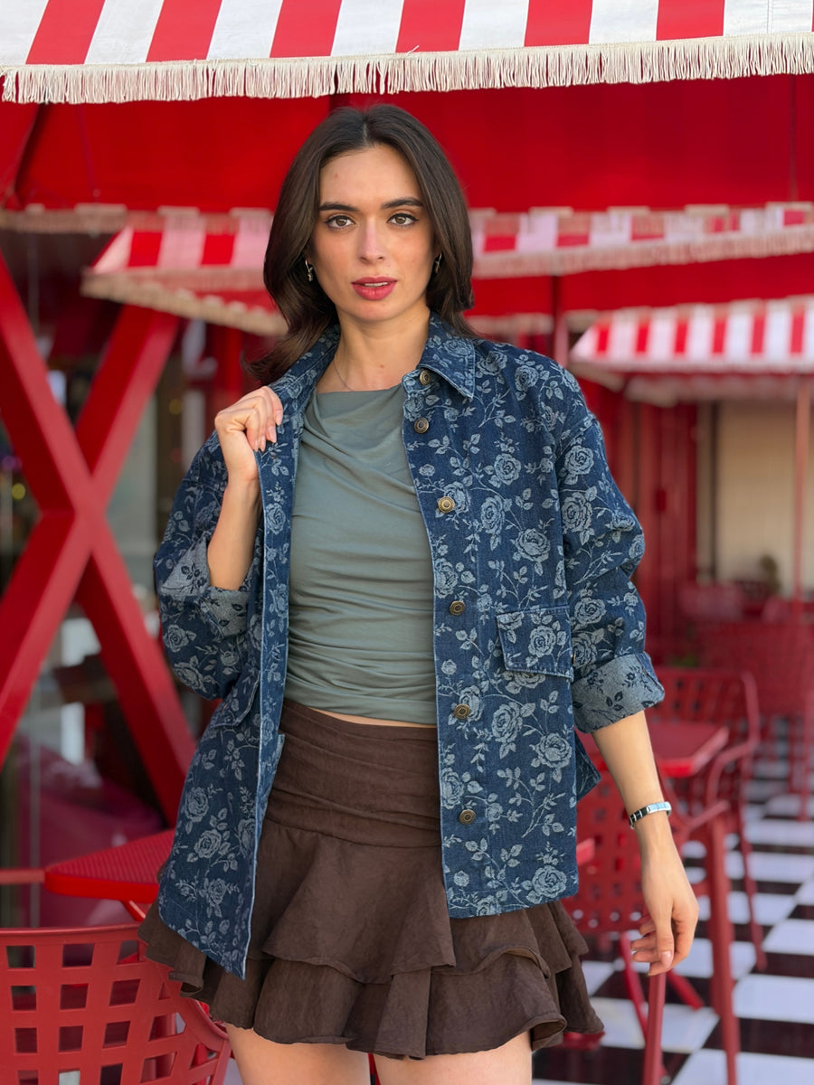 Chamarra de mezclilla con estampado floral