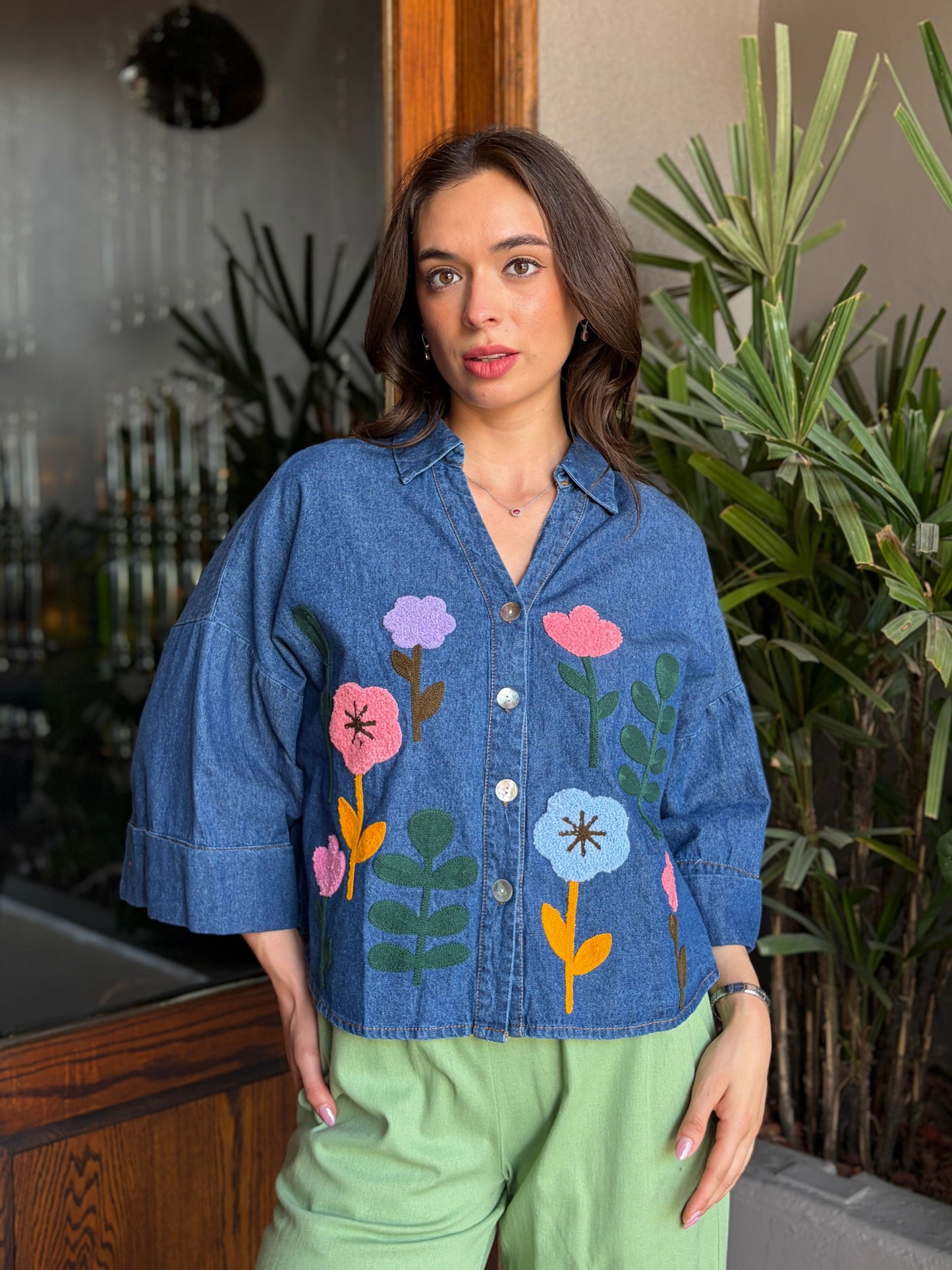 Camisa Denim Garden con Bordado de Flores