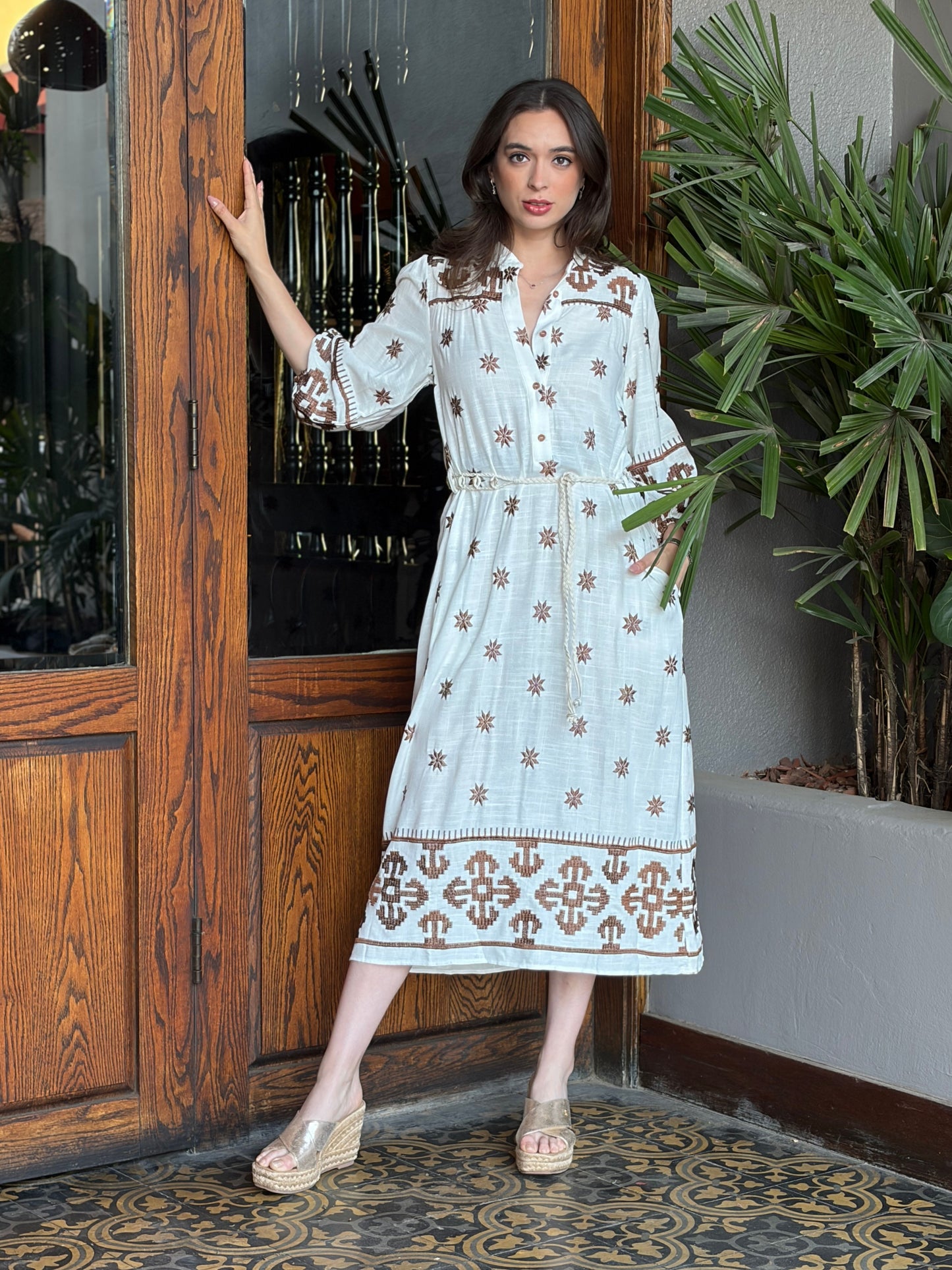 Vestido de Lino con Bordado Étnico