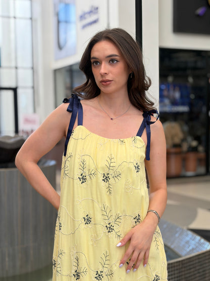 Vestido de Lino Amarillo con Bordado Botánico