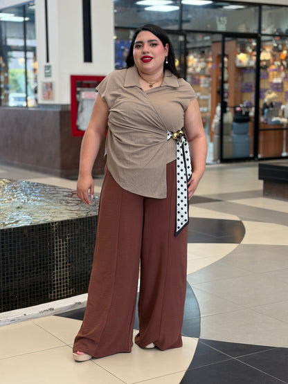 Top Cruzado Ejecutivo Khaki con Detalle Dálmata