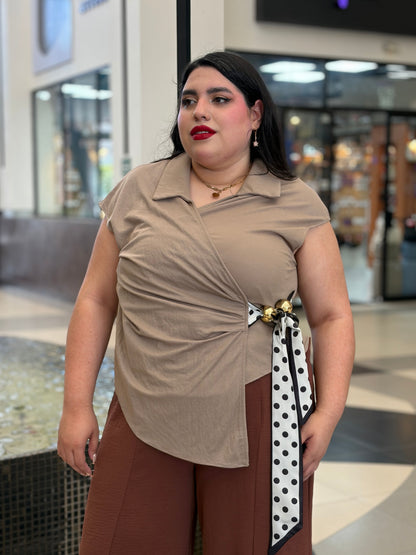 Top Cruzado Ejecutivo Khaki con Detalle Dálmata