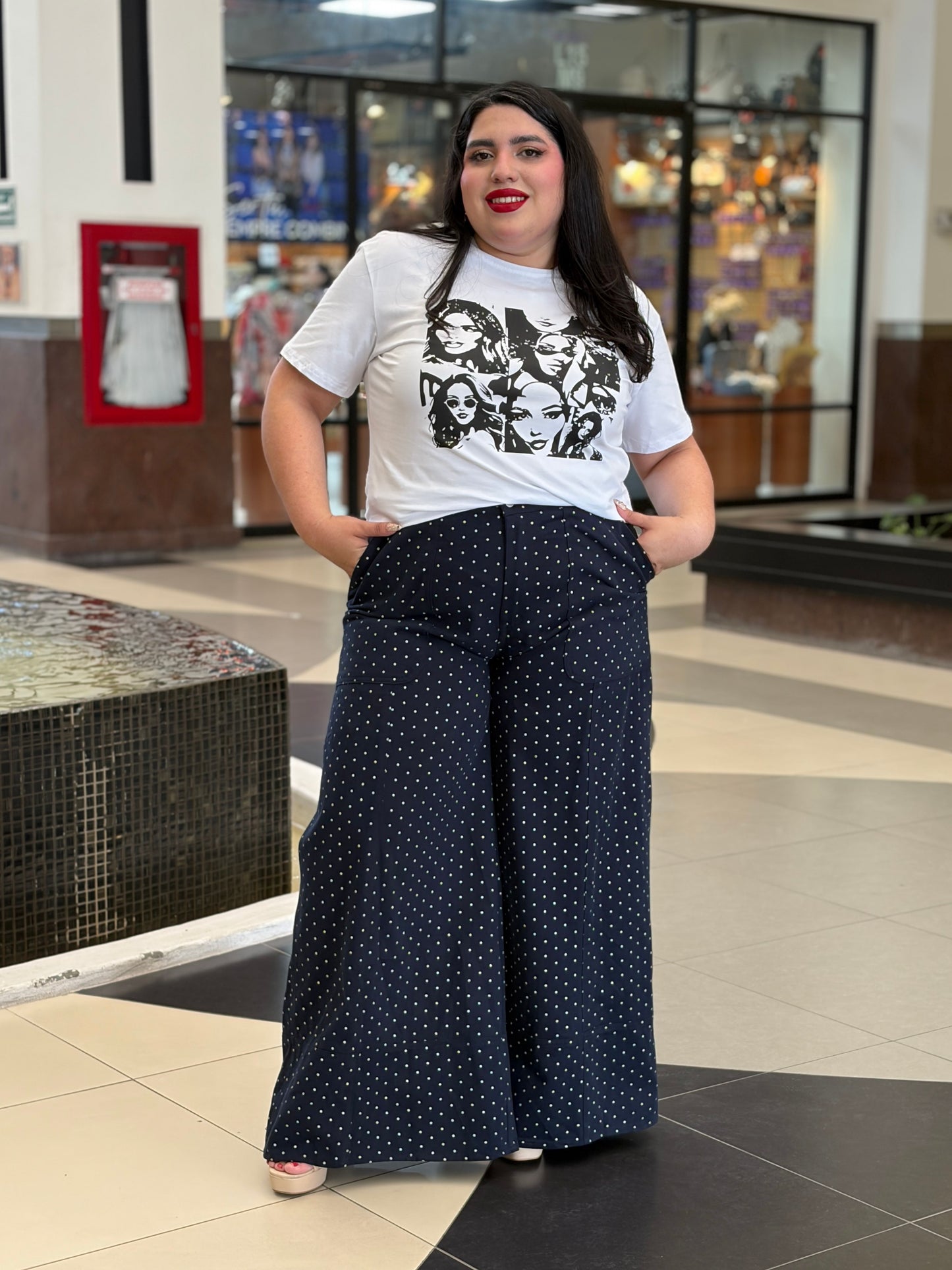 Playera Básica Blanca con Estampado Art-Pop de Rostros