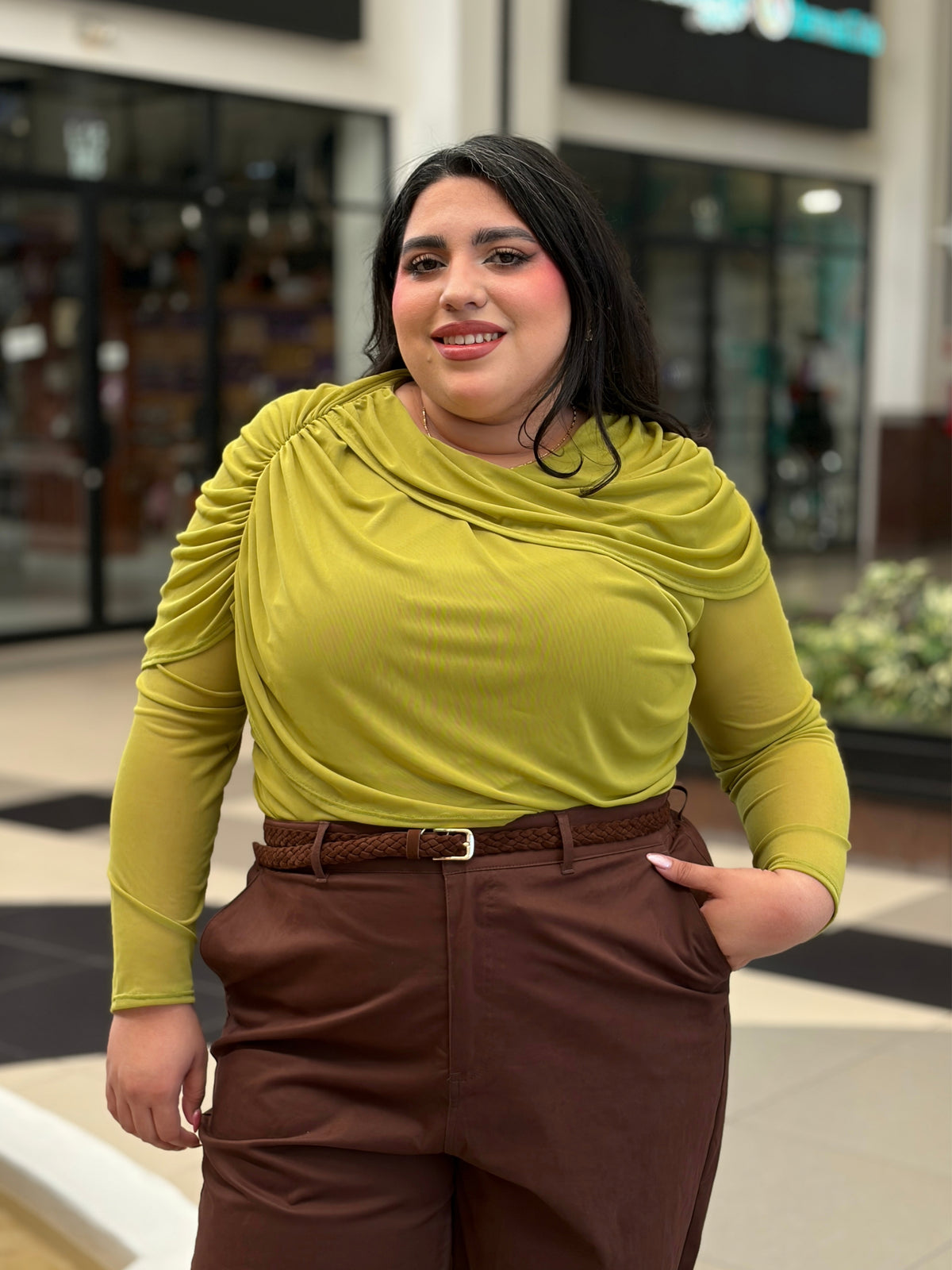 Blusa Dramática con Volantes e Intersecciones