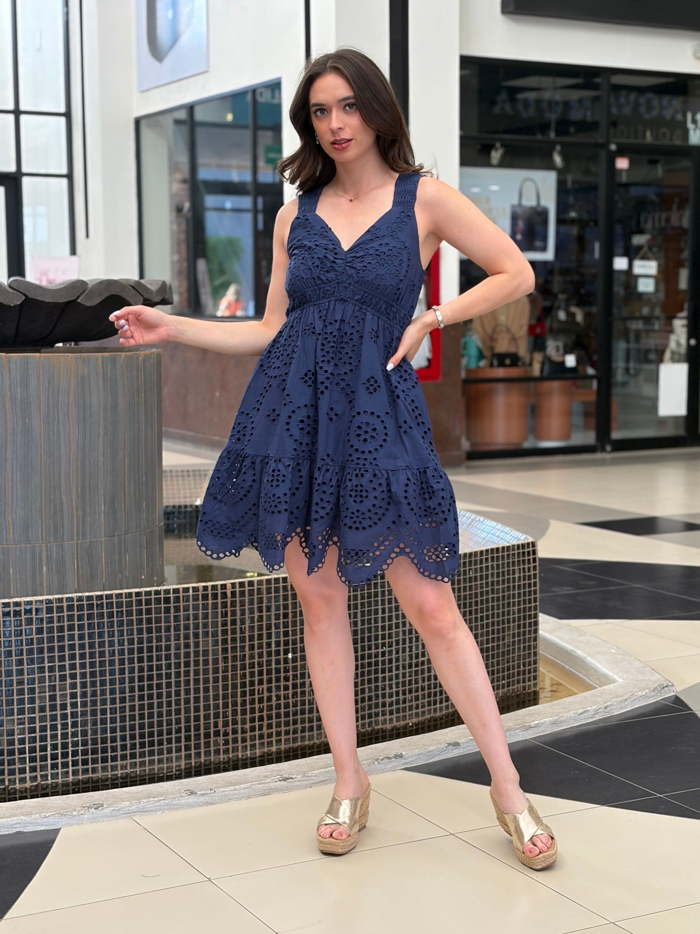 Vestido corto con bordado