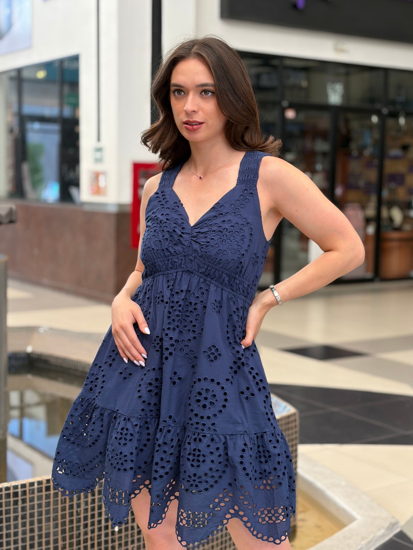 Vestido corto con bordado