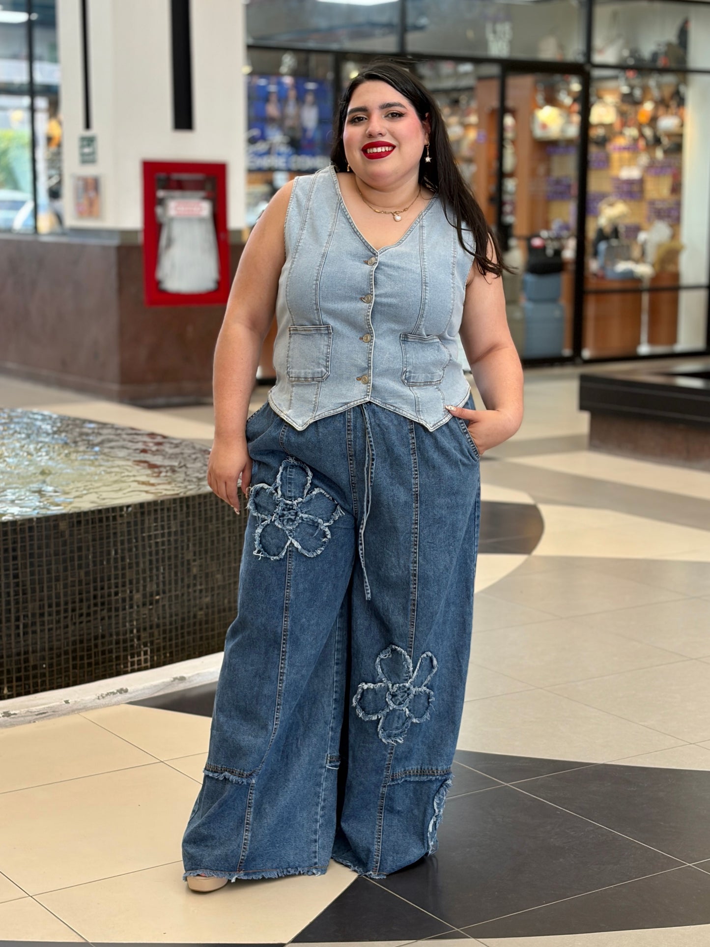 Jeans Palazzo Deslavados con Aplicación de Flores Rústicas