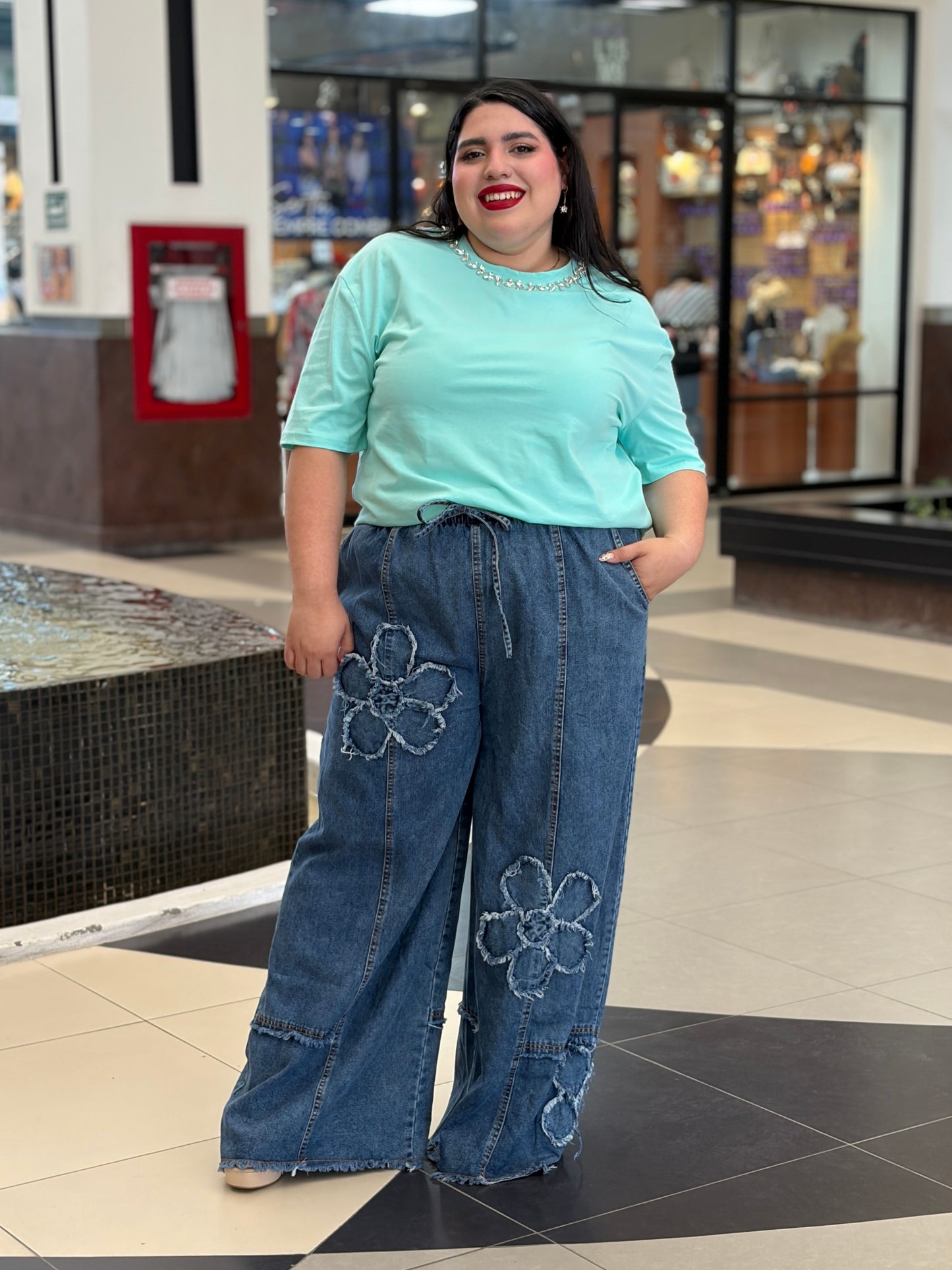 Jeans Palazzo Deslavados con Aplicación de Flores Rústicas