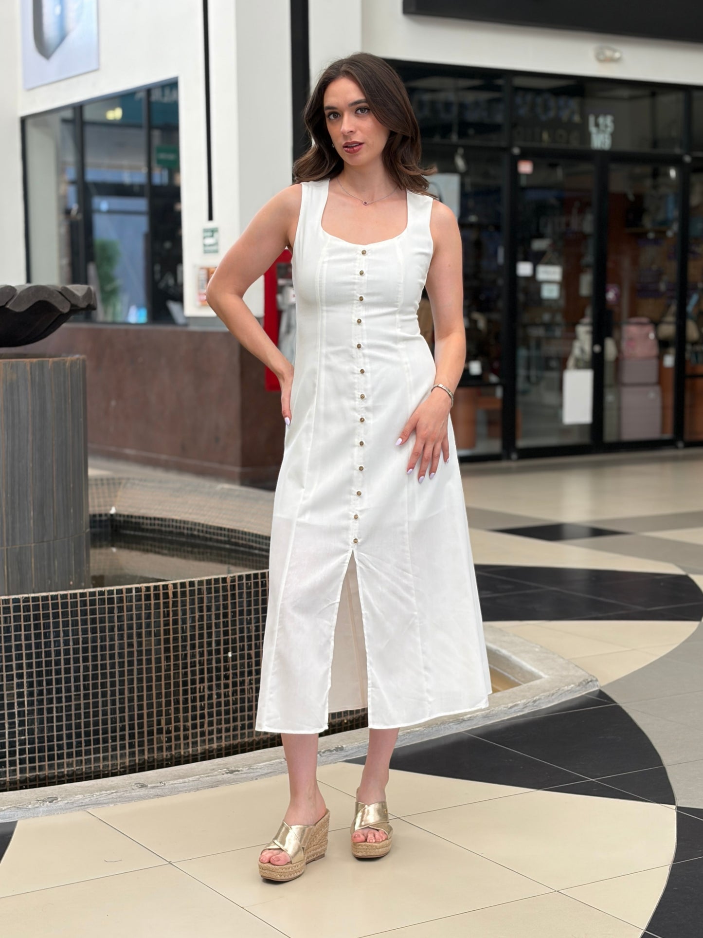 Vestido midi con una hilera de botones  decorativos