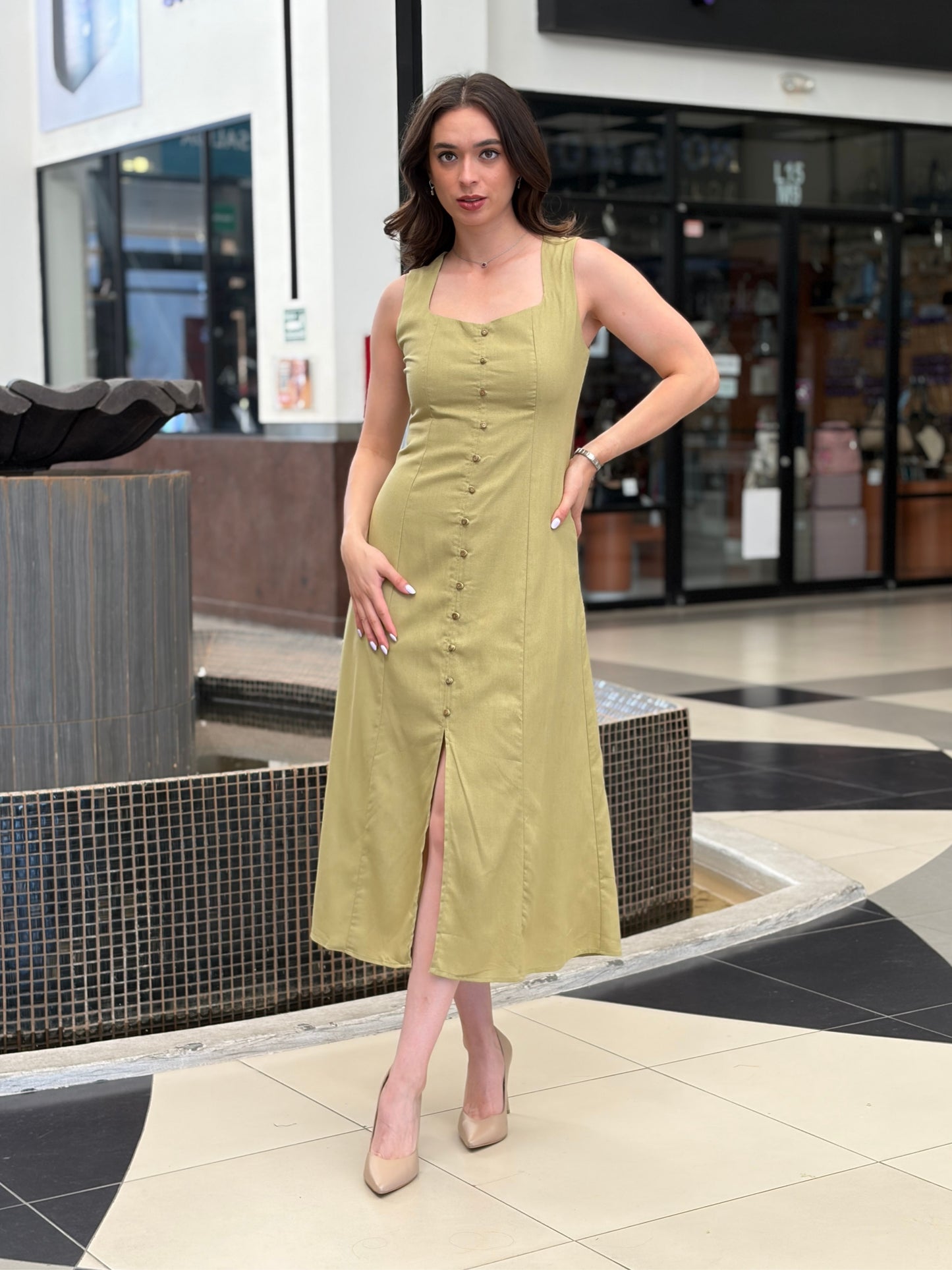 Vestido midi con una hilera de botones  decorativos
