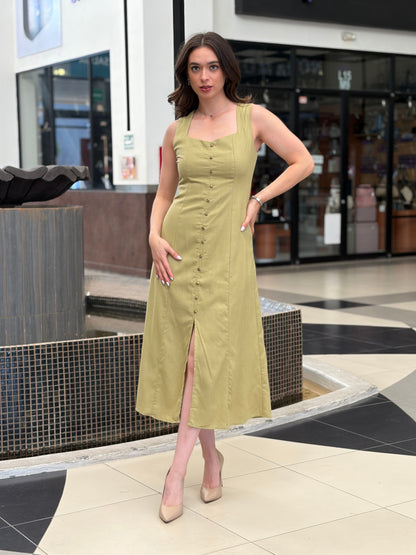 Vestido midi con una hilera de botones  decorativos