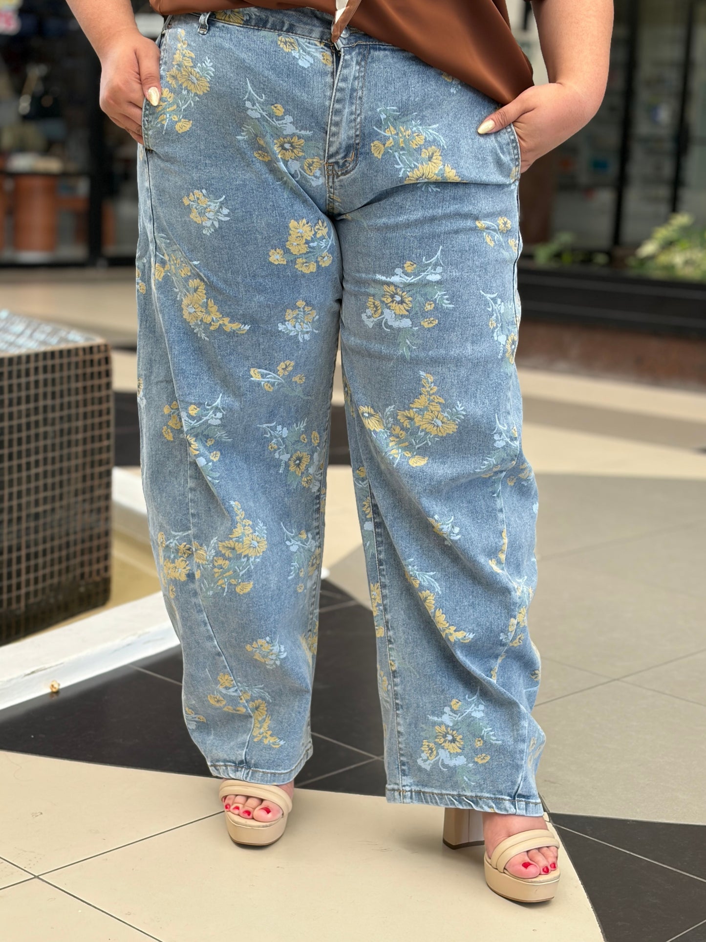 Pantalón Denim Claro con Bordado Floral