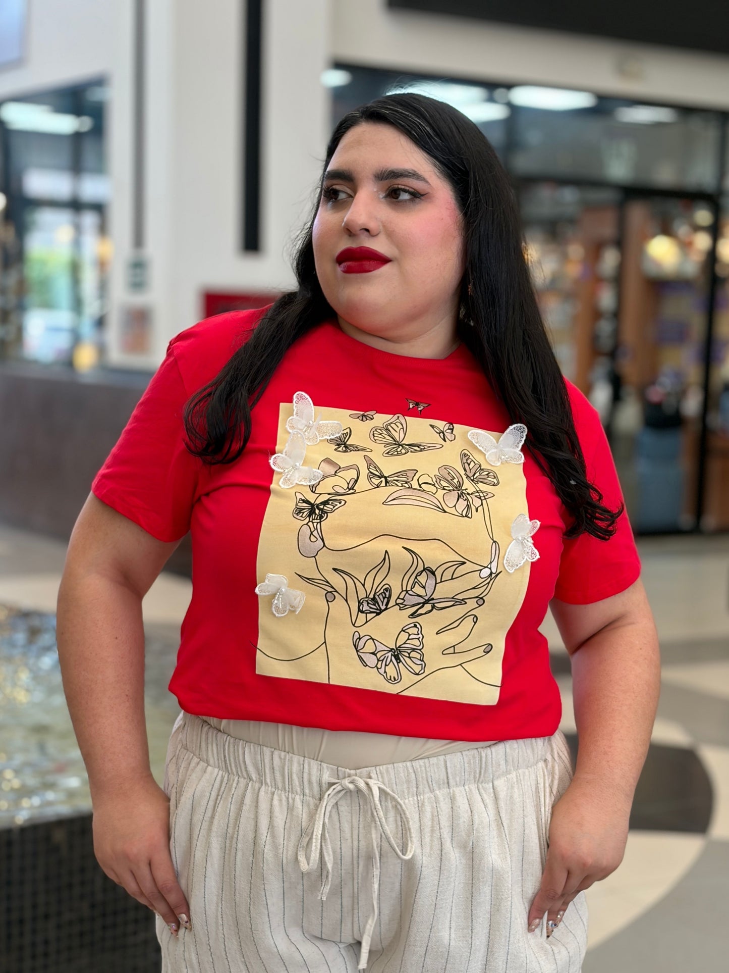 Camiseta Gráfica con Aplicación de Mariposas en Relieve
