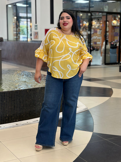 Blusa Fluida Amarilla con Trazo de Ondas y Encaje