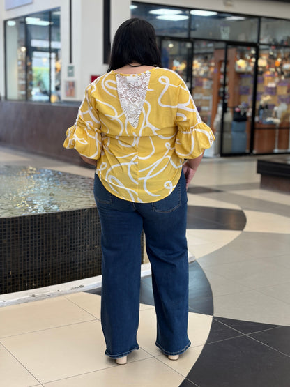 Blusa Fluida Amarilla con Trazo de Ondas y Encaje