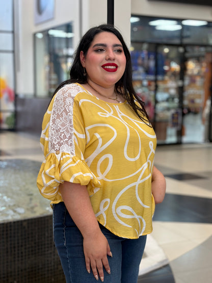 Blusa Fluida Amarilla con Trazo de Ondas y Encaje