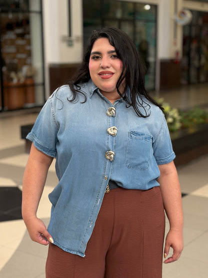 Camisa Denim con Botones Metálicos Especiales