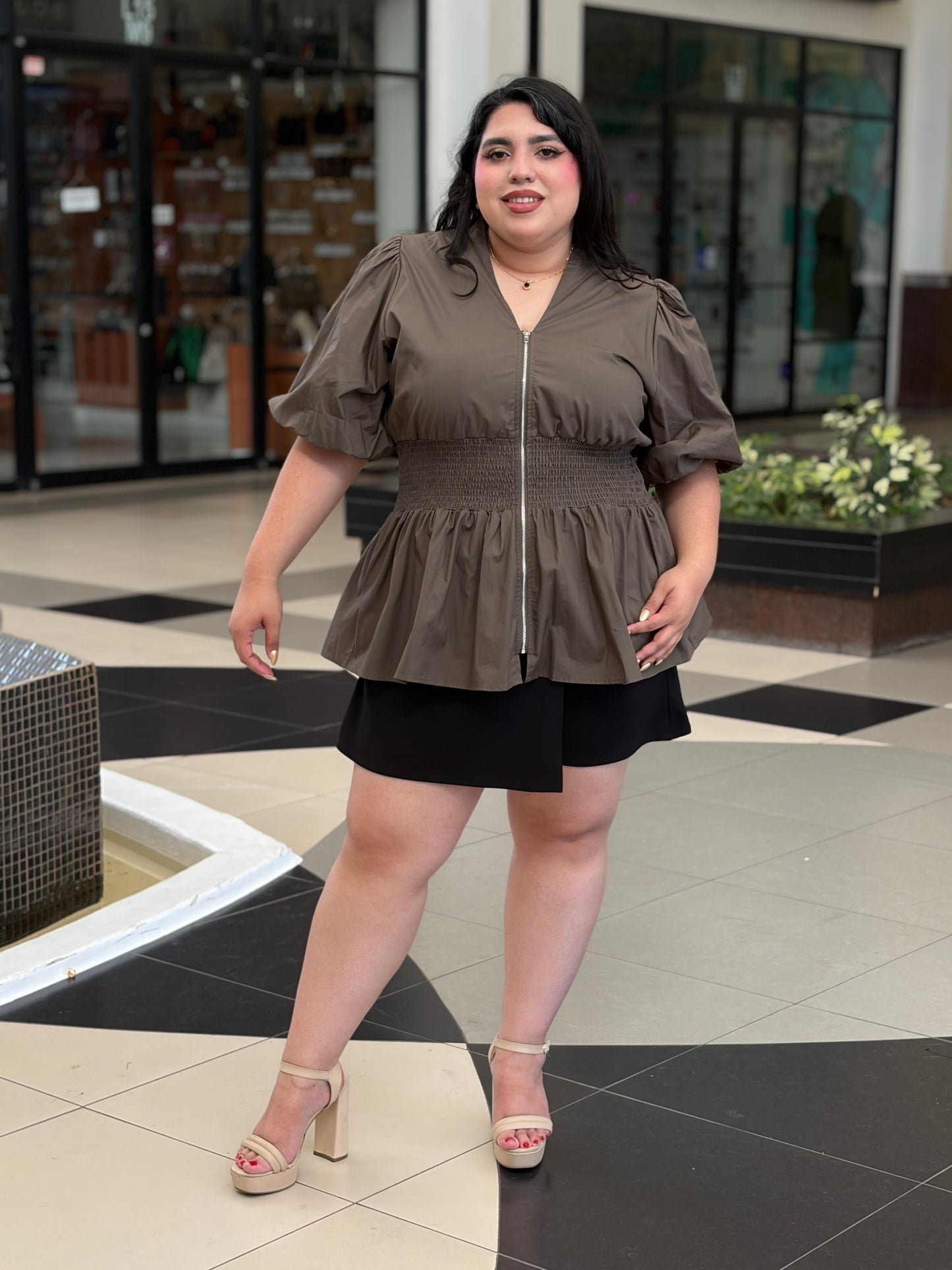 Blusa Verde Olivo con Cierre Frontal y Cintura Fruncida