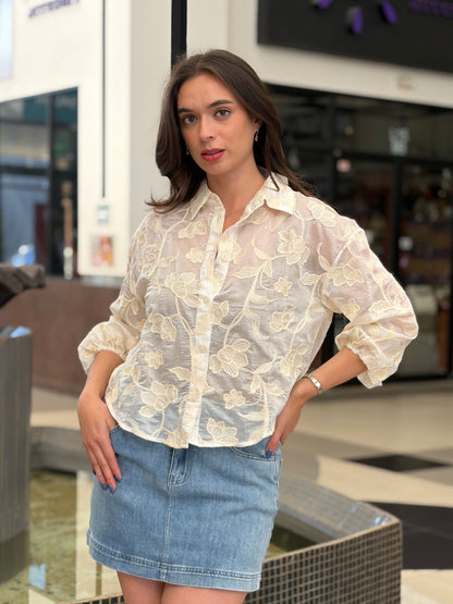 Camisa Semi-Transparente con Bordado Floral Relievado
