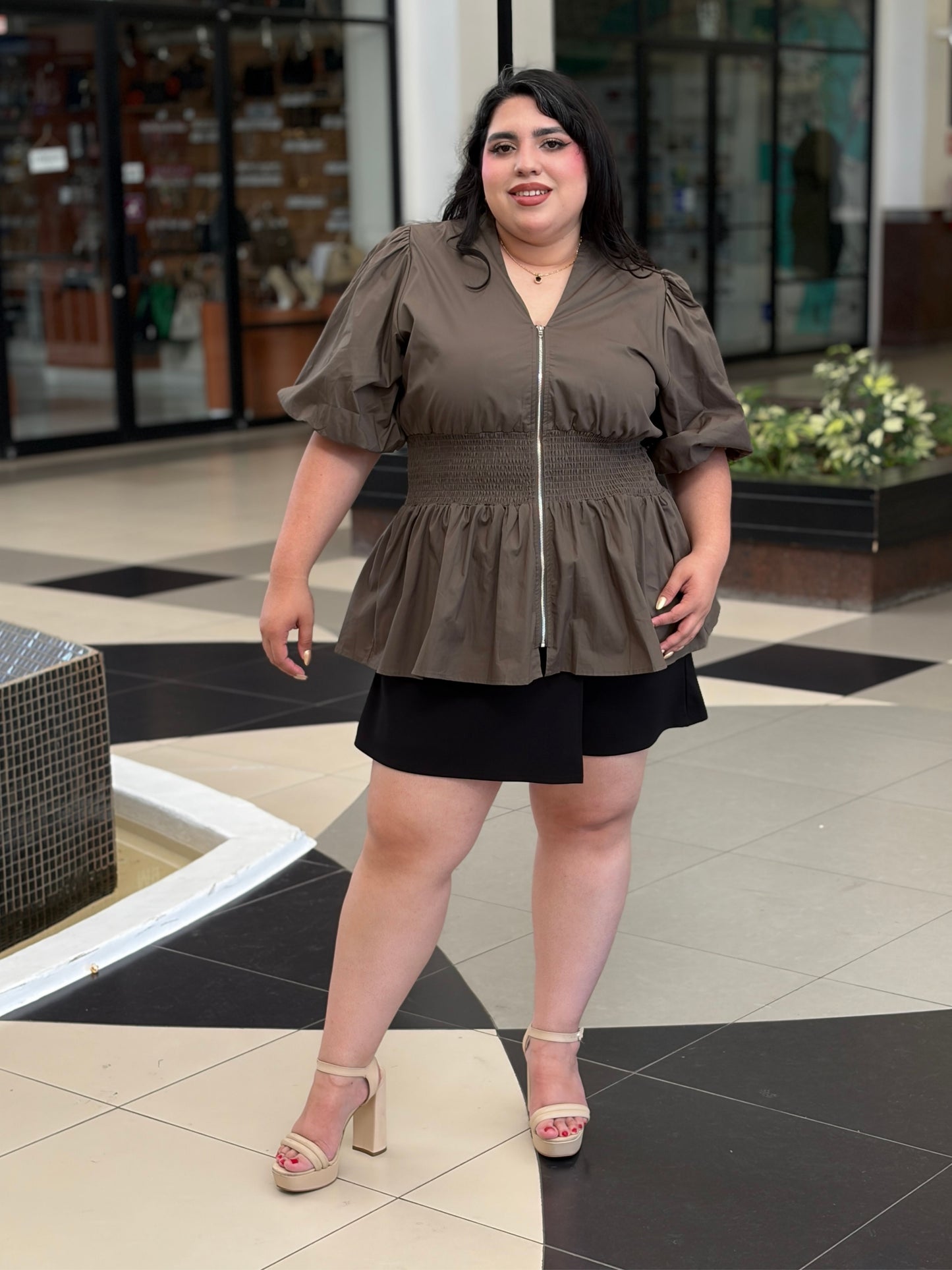 Blusa Verde Olivo con Cierre Frontal y Cintura Fruncida