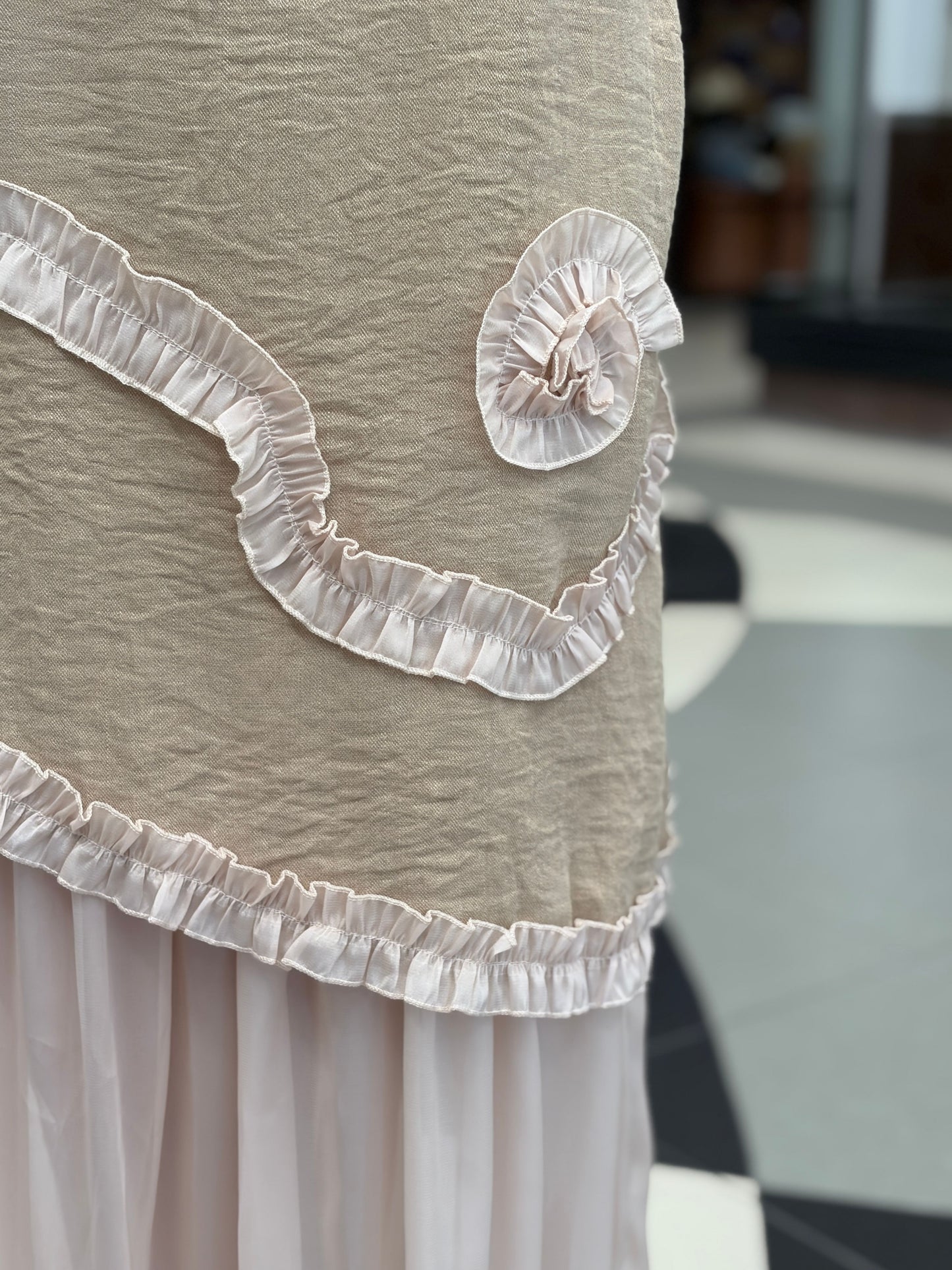 Vestido de Capas Asimétricas con Volantes